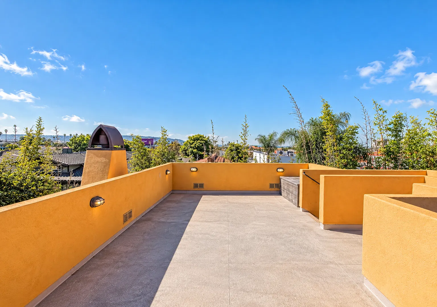 Spacious & Secluded, Spanish Mediterranean Rear Unit Townhouse W/ Large Rooftop Deck W/ Ocean/Pv ... — Photo 3