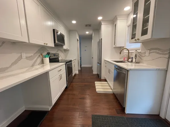 221 Corey Ln, Middletown, RI 02842