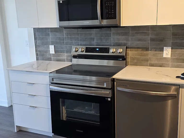 33 Erie Ave #404 — Photo 14