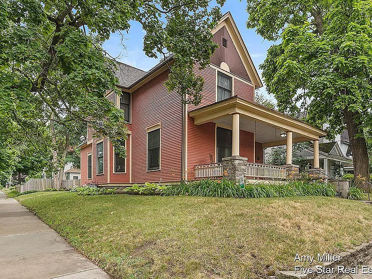 300 Hollister Ave SE — Photo 1