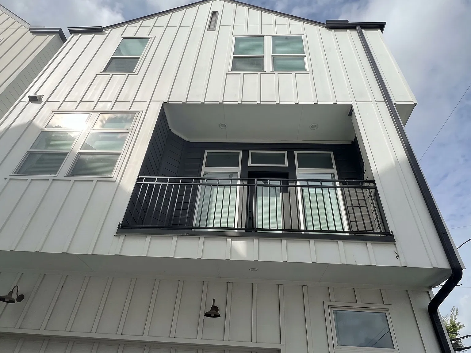 3 bed, 2.5 bath, 1800 sqft, $2,295 — Photo 3