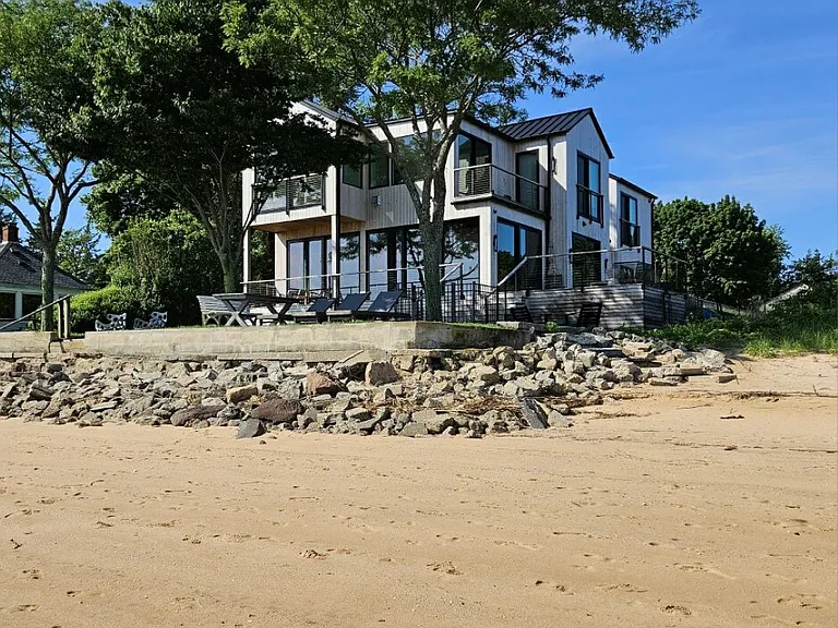 599 Peconic Bay Blvd — Photo 7