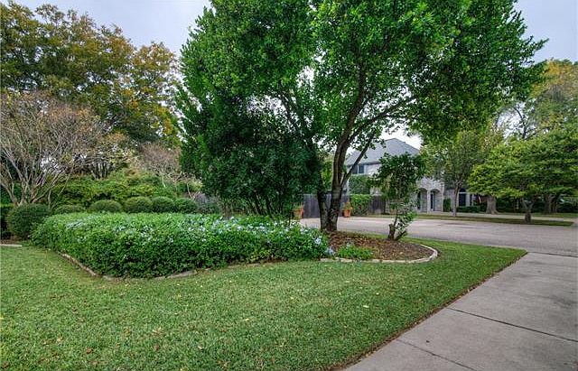 2nd image of 900 Oakridge Dr
