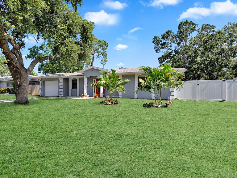 960 Lakewood Dr — Photo 3