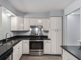 9530 Mission Rd #17, Overland Park, KS 66207