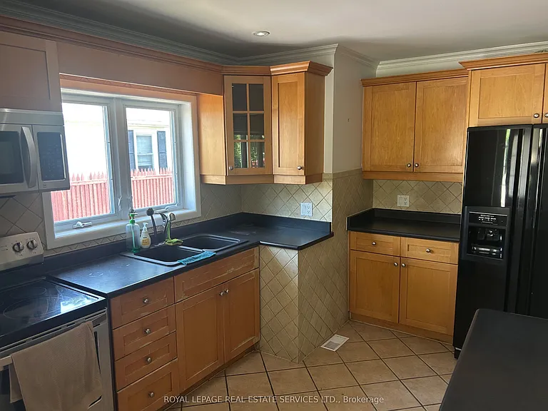 132 Elmwood Rd #MAIN FLOOR — Photo 4