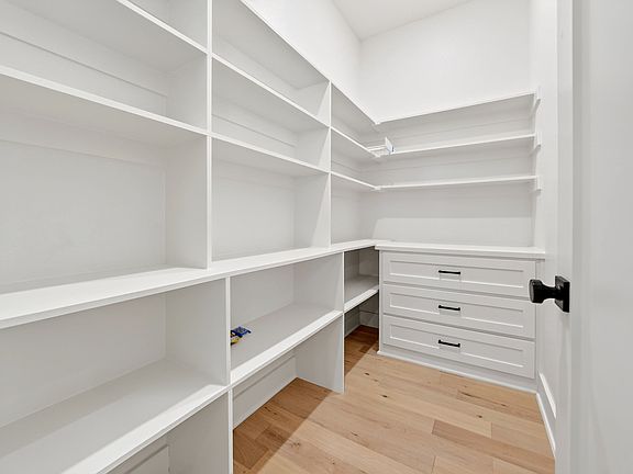 5th image of 4761 Sarah Dr