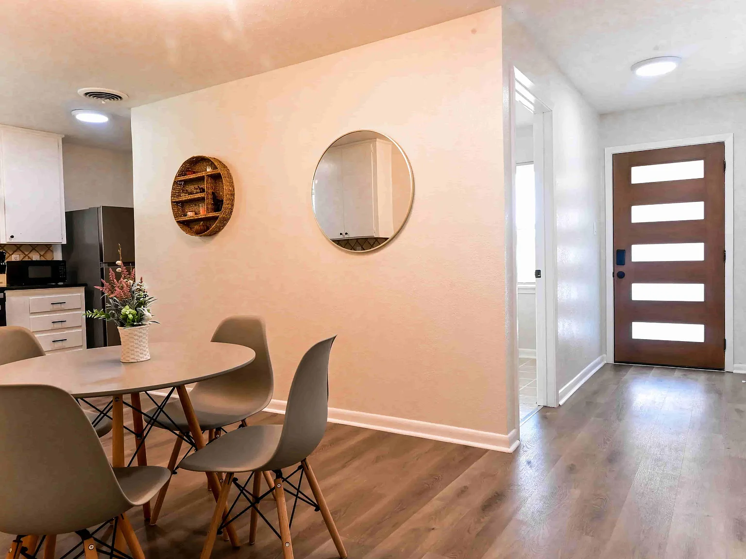 4 bed, 2.0 bath, 1343 sqft, $706 — Photo 4