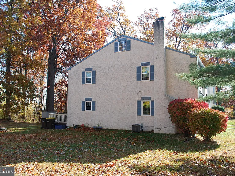 290 Lawndale Ave — Photo 3