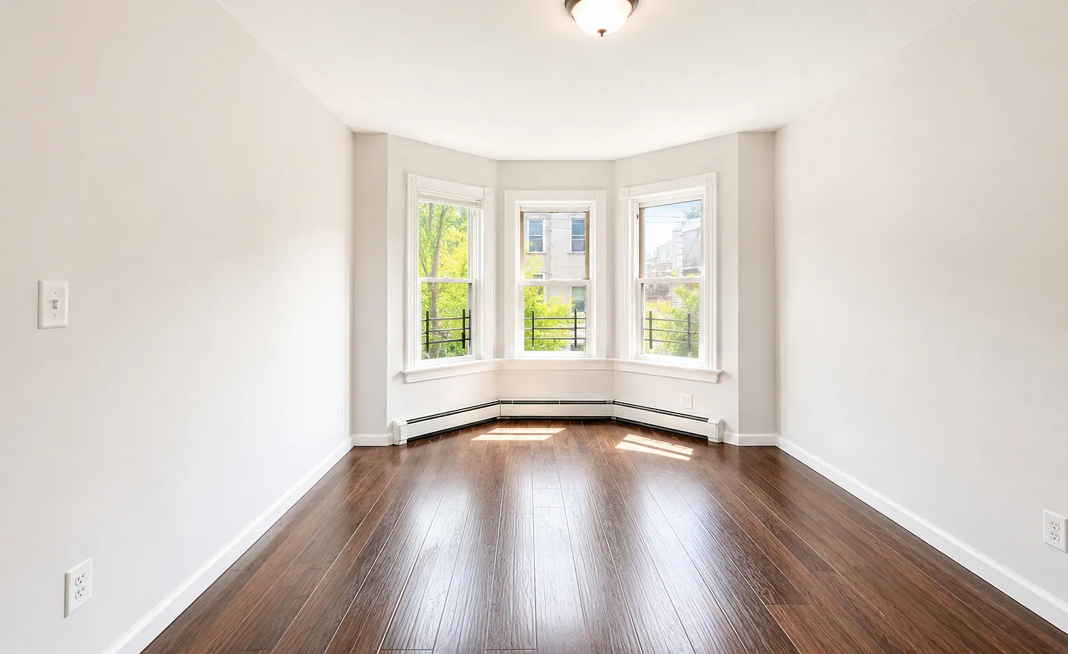 3 bed, 1000 sqft, $2,000 — Photo 2