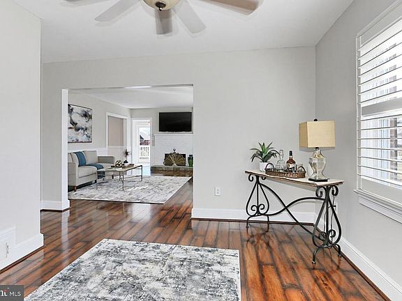 Den can be converted back into a bedroom