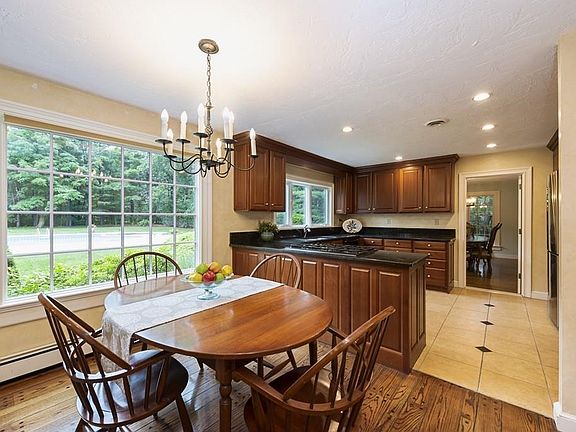 3rd image of 19 Peartree Dr