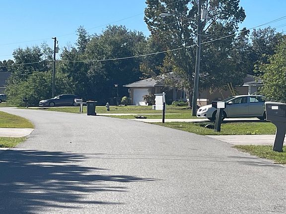 4th image of 640 Reindeer Dr