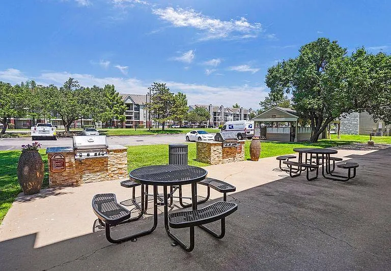 Silver Springs Apts. — Photo 14