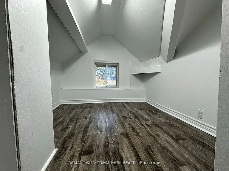 945 Yonge St — Photo 8