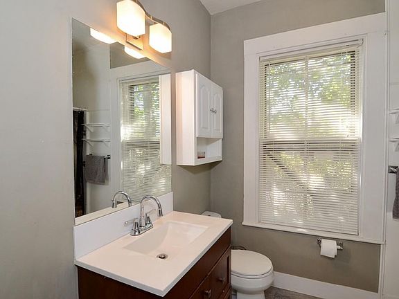 4th image of 40 Pleasant St