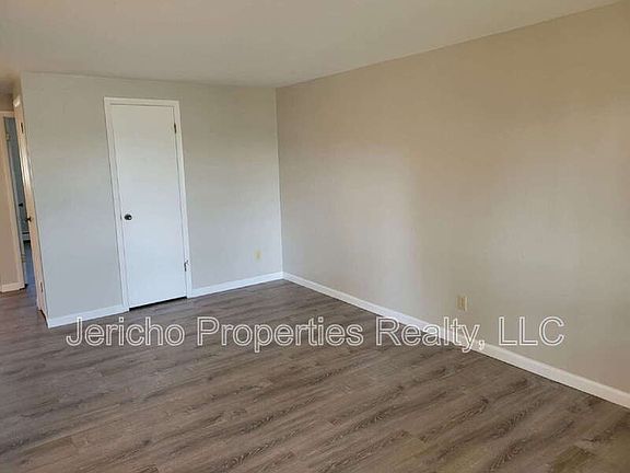 3rd image of 633 Oak St APT 6