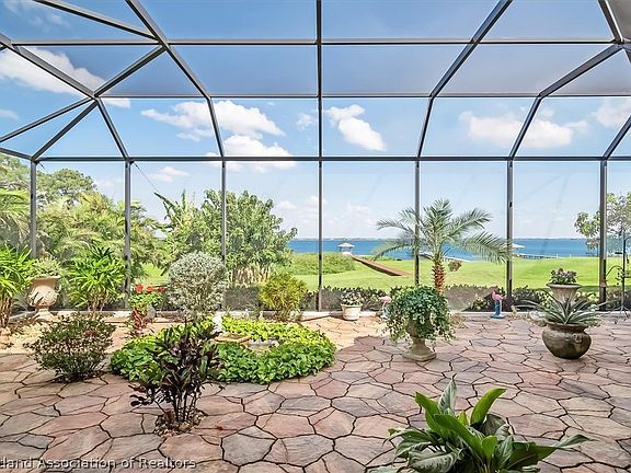 3rd image of 207 S Bear Pointe Dr