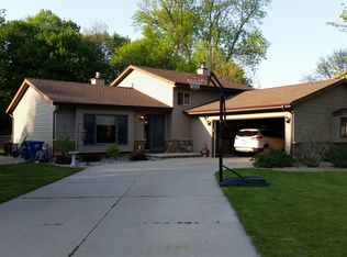 710 Ravenswood Ct, Neenah, WI 54956