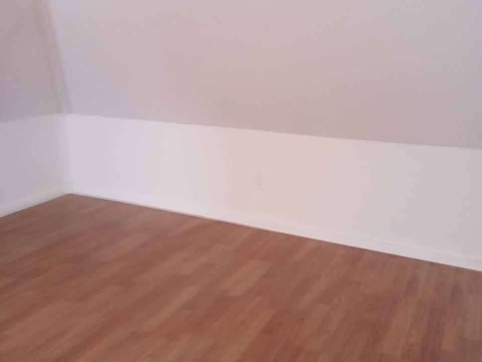 2nd image of 1527 E 58th St APT 1