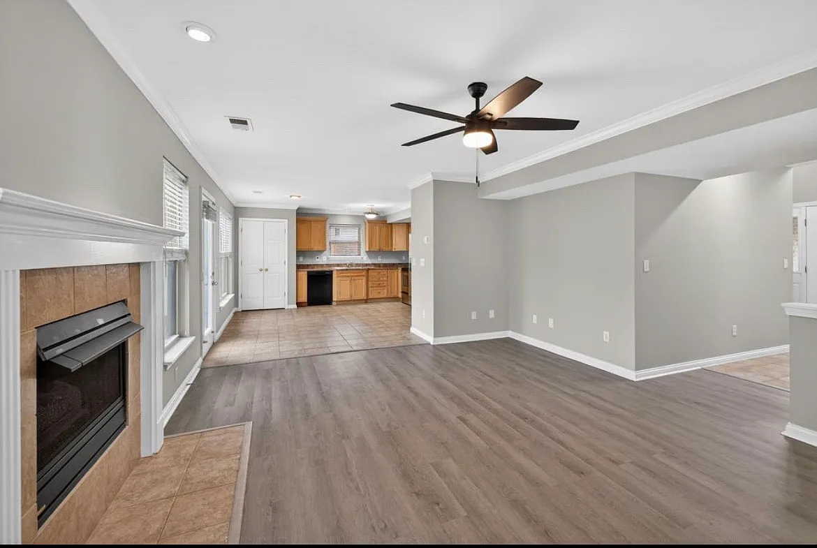 4 bed, 2.5 bath, 1900 sqft, $2,449 — Photo 4