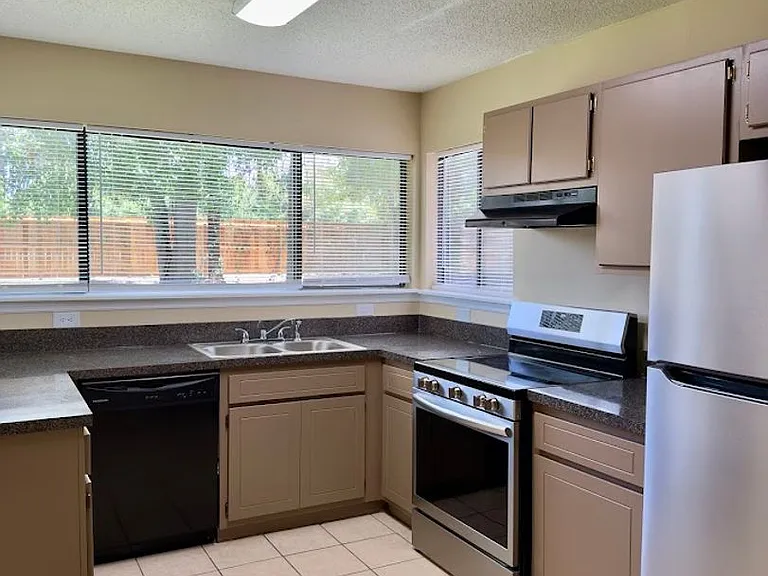 114 Dogwood Cir — Photo 11