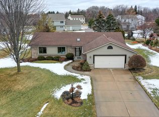 W142N10720 Wooded Hills Dr, Germantown, WI 53022