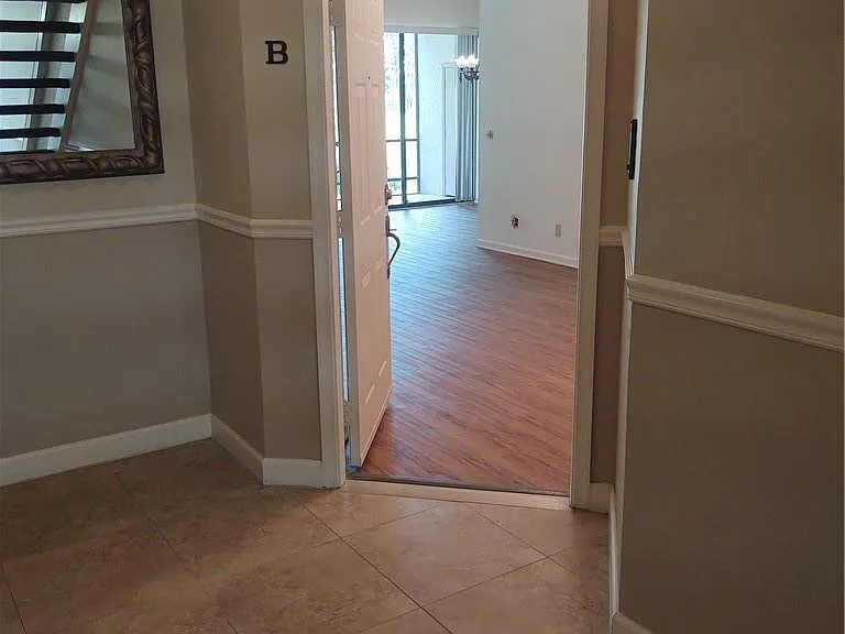 5801 Coach House Cir #B — Photo 7