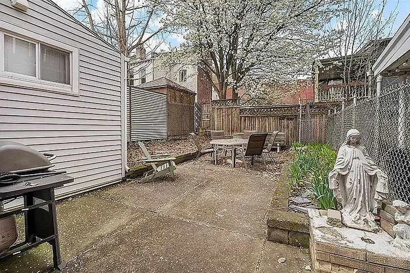 3 bed, 2.5 bath, 1518 sqft, $2,100 — Photo 2
