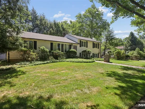 9 Smith St, Closter, NJ 07624