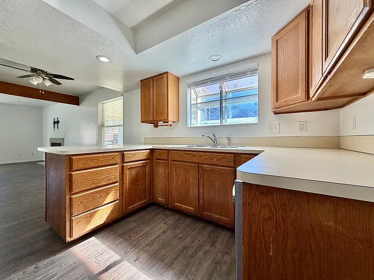 1091 & 1099 W Shepard Ln — Photo 7