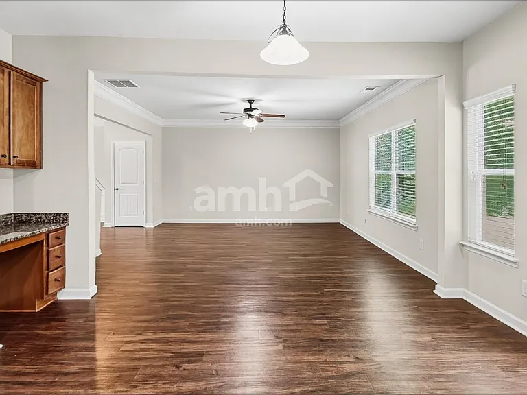 918 Pine Ln — Photo 5