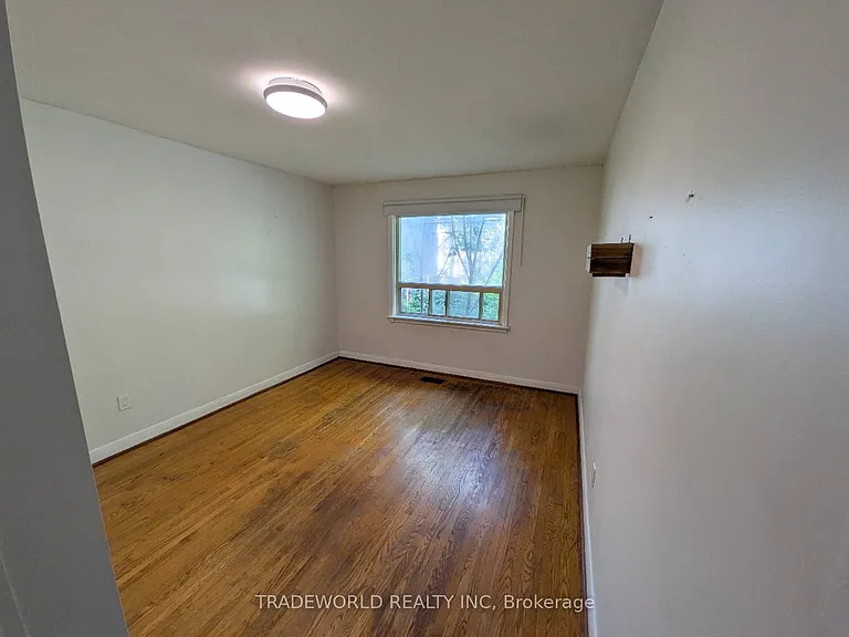 25 Linelle St #UPSTAIRS — Photo 3