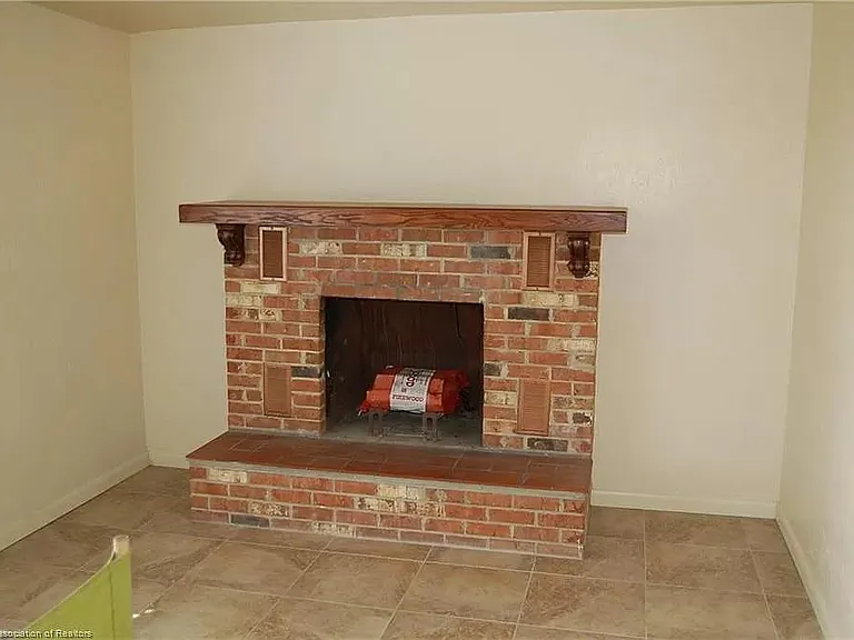 2175 Lakeview Dr — Photo 4