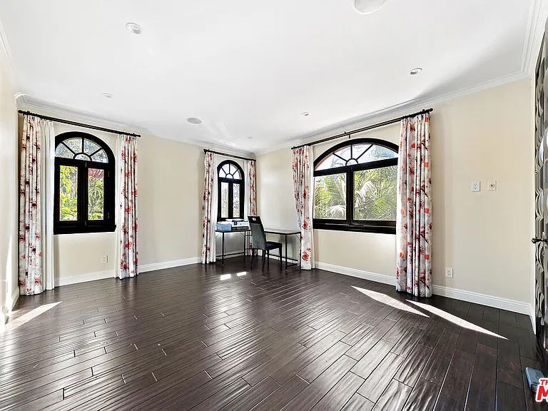458 N Flores St — Photo 20