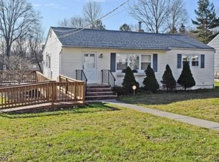 18 Oak Dr, Randolph, NJ 07869