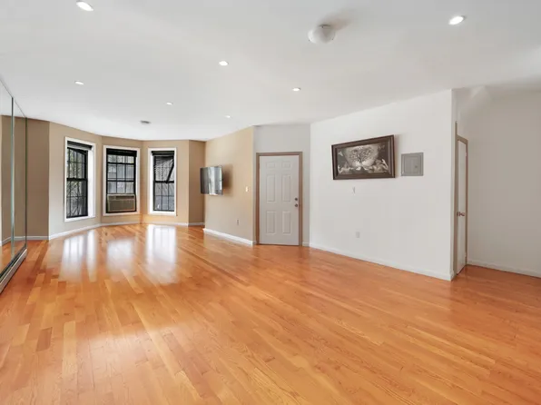 479 Bainbridge Street image 5 of 19