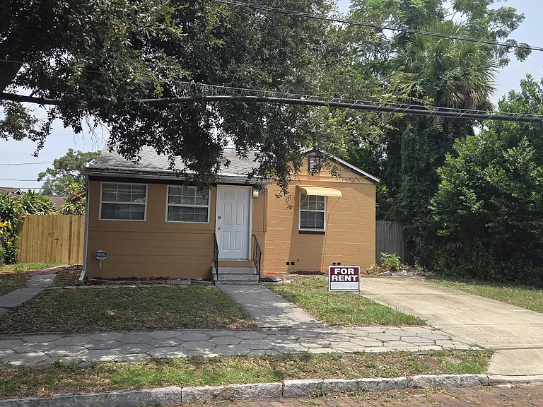 front yard with driveway and sidewalk