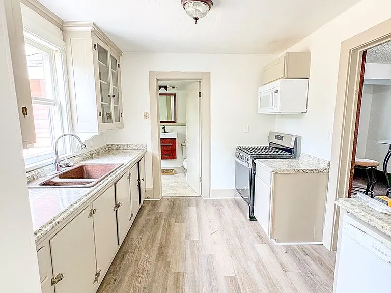 205 1/2 Terry Ave — Photo 6