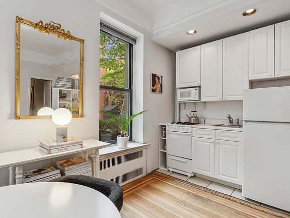 2nd image of 124 E 91st St APT 1D