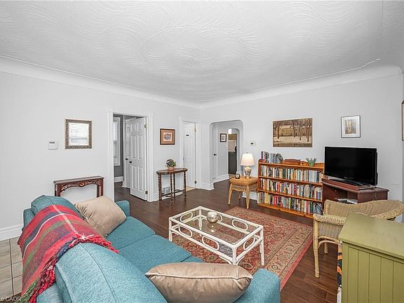 4th image of 15 Maple Ave