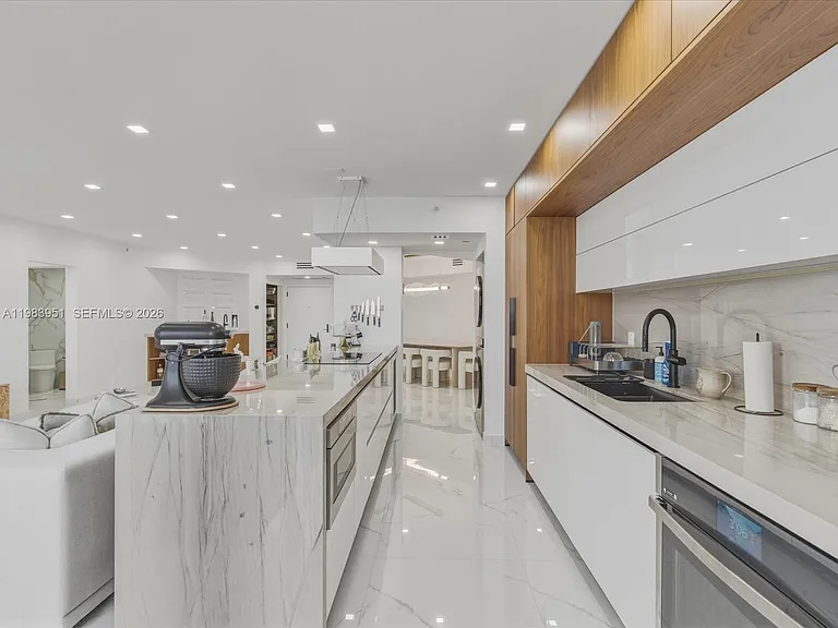 3000 Island Blvd #1501 — Photo 8
