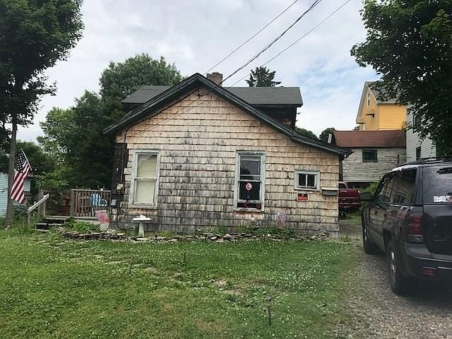 2nd image of 31 Pullman St