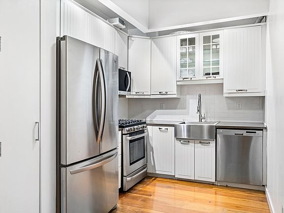 5th image of 529 W 42nd St APT 3B