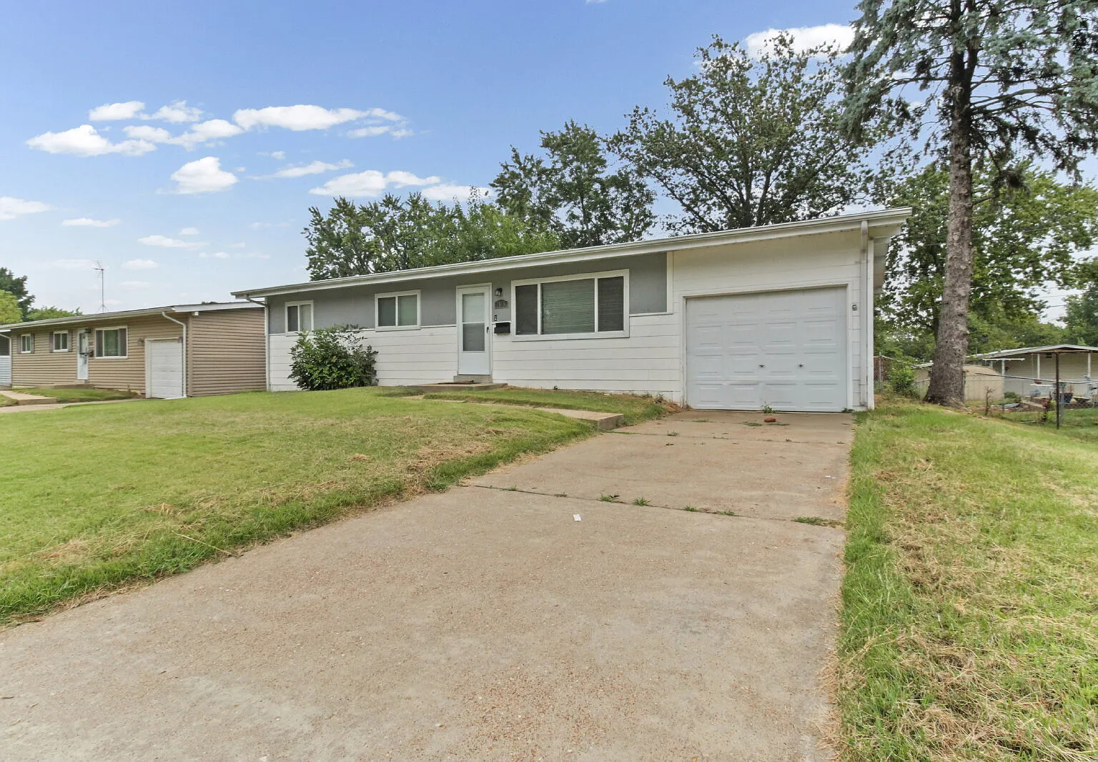 3 bed, 1.0 bath, 1025 sqft, $1,650 — Photo 2