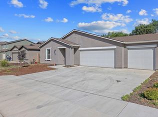 1051 Ironhorse St, Tulare, CA 93274