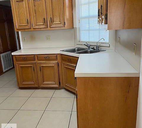 5th image of 561 Geraldine Ln