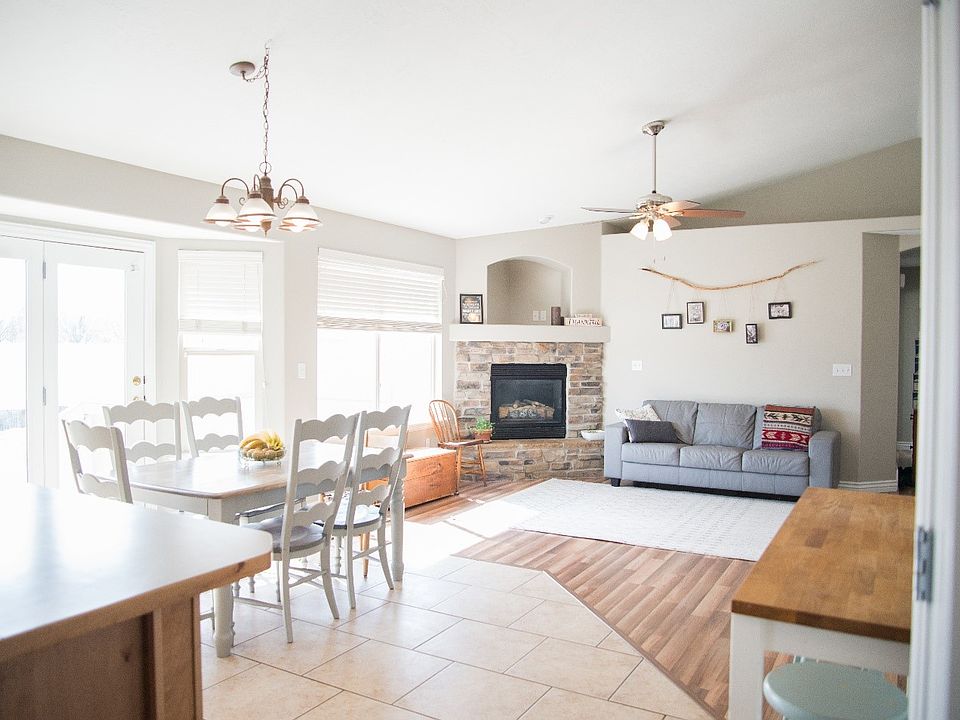 Warm & Bright Living Room 