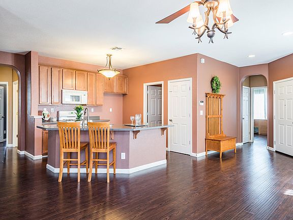 5th image of 381 Summer Garden Way