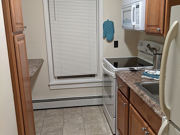 4th image of 159 Grove St APT 2